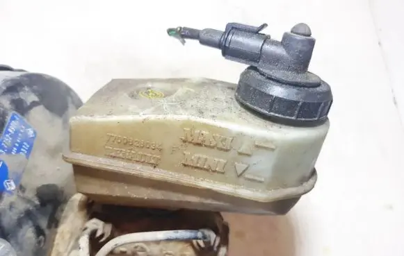 Renault Megane I Master brake cylinder 7700828034