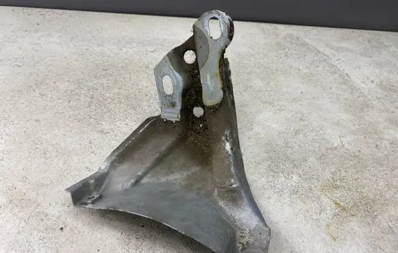 Audi A3 S3 8L Fender mounting bracket 8L0821135