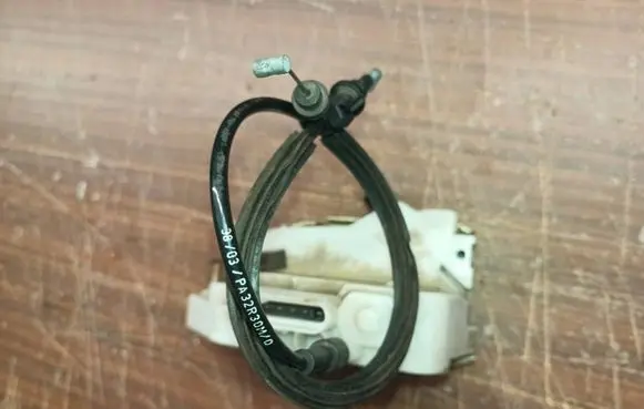 Citroen C3 Front door lock 