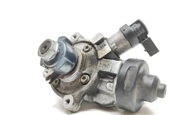 Audi Q3 8U Fuel injection high pressure pump 04L130755D 11291015 0445010537