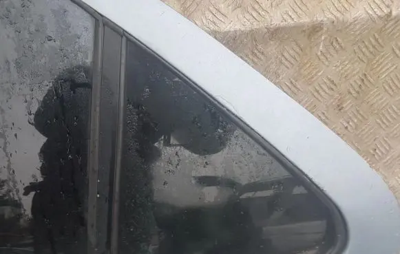 Peugeot 406 Rear vent window glass 
