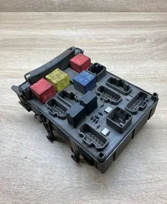 Renault Laguna II Fuse module 8200004201E