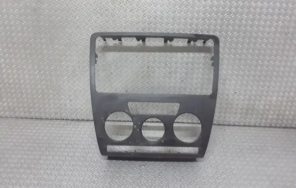 Radio/GPS head unit trim