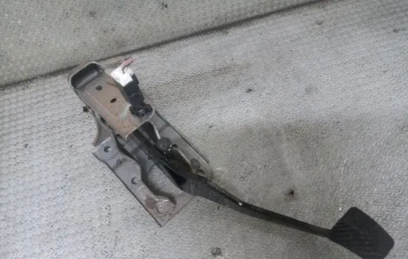 Mitsubishi Lancer VIII Brake pedal 