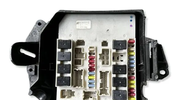 Renault Clio III Fuse box set 674660 R6K061992