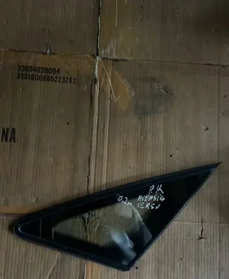 Toyota Avensis Verso Front triangle window/glass 
