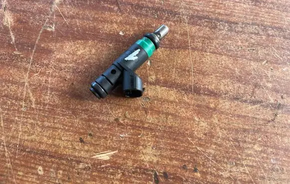 Audi A6 S6 C5 4B Fuel injector 06C133551