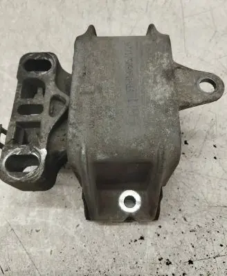 Volkswagen Golf IV Engine mount bracket 171268A