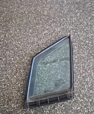Toyota Avensis T270 Front door vent window glass four-door 
