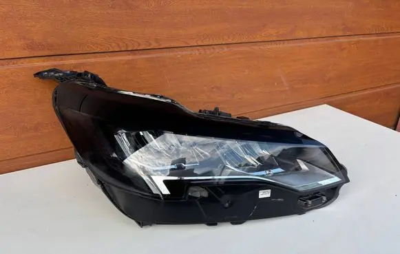 Peugeot 3008 II Headlight/headlamp 9836230180