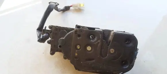 Mazda 626 Front door lock 1527007031 152700-7031