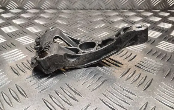 Peugeot 308 A/C compressor mount bracket V758078180