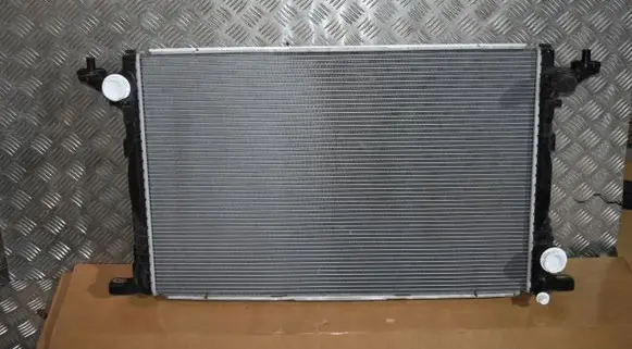 Audi Q7 4M Coolant radiator 8W0121251H5555