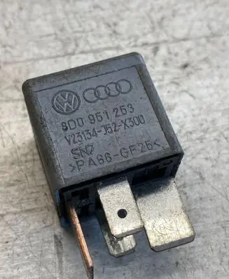 Audi A4 S4 B5 8D Other relay 8d0951253