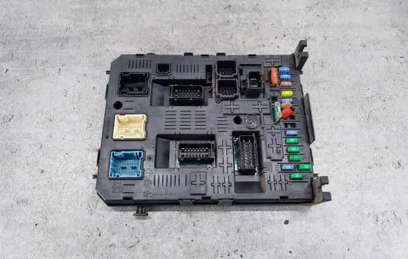 Peugeot Partner Fuse box set 28119759-5