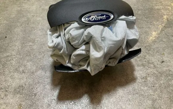 Steering wheel airbag