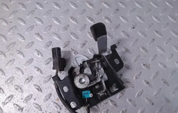 Suzuki Swift III Engine bonnet/hood lock/catch 8211052R10