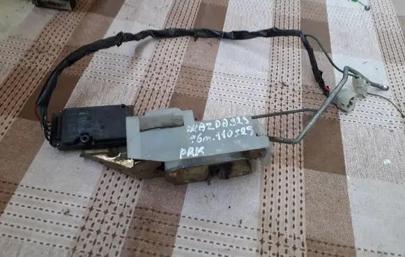 Mazda 323 Front door lock