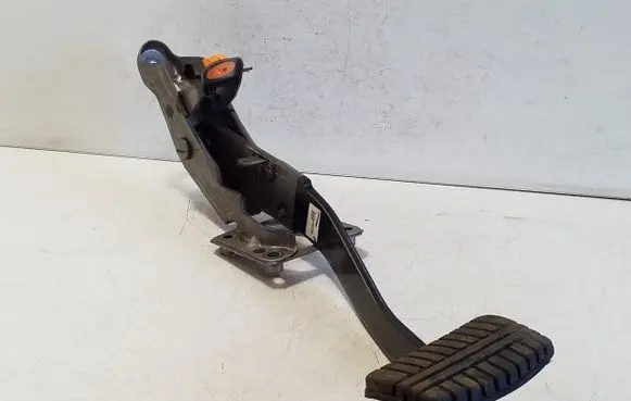 Mitsubishi L200 Brake pedal 4620A496