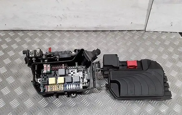 Mercedes-Benz A W176 Fuse module A2465400182