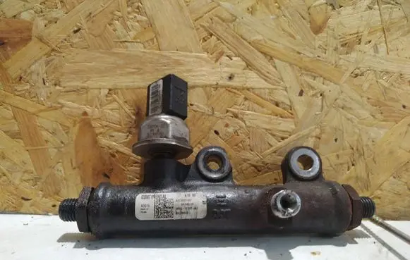 Jaguar XF X250 Fuel main line pipe 4R8Q9C066AE 5WS40128