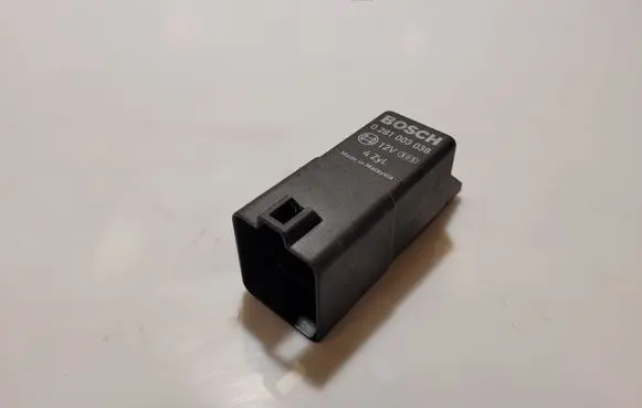 Volkswagen PASSAT B6 Glow plug pre-heat relay 0281003038