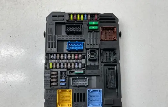 Peugeot 5008 II Fuse module 9830805680 28625151 2642146607