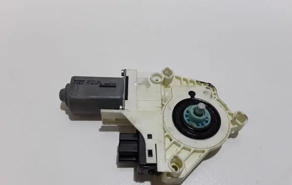 Rear door manual window regulator