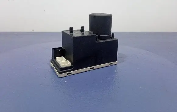 Audi A4 S4 B5 8D Central locking vacuum pump 8D0862257C