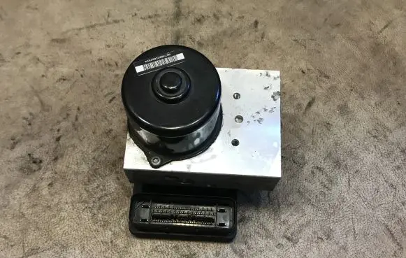Mercedes-Benz C W203 ABS Pump A2034310812