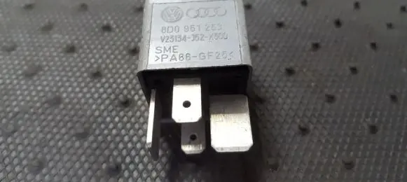 Volkswagen PASSAT B5 Other relay 8D0951253 V23134-J52-X300