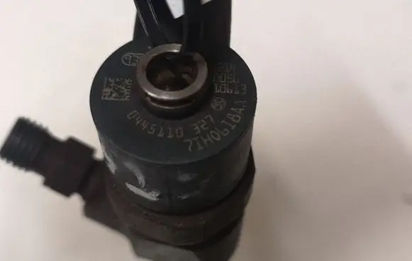Opel Insignia A Fuel injector 0445110327