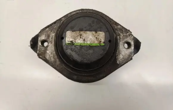 Mercedes-Benz R W251 Engine mount bracket