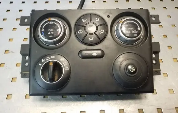 Suzuki Grand Vitara II Climate control unit 3951064J0