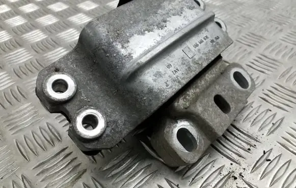 Volkswagen PASSAT B7 Gearbox mount 3C0199555P