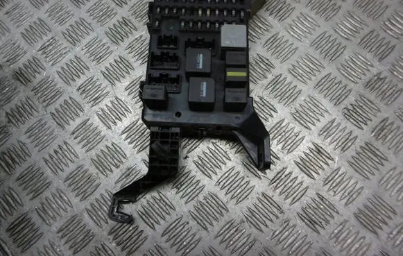 Ford Mondeo Mk III Fuse box cover 4S7T14A073AA