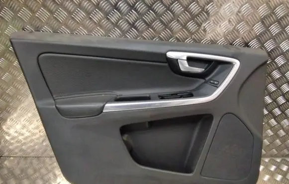 Volvo XC60 Front door card panel trim
