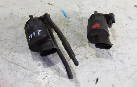 Renault Laguna I Windscreen/windshield washer pump 7700821782