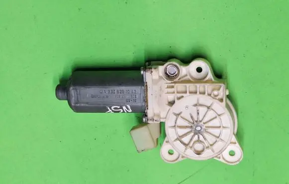 Mercedes-Benz CLK A209 C209 Front door window regulator motor A2308201042 106257102