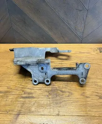 Nissan Qashqai Engine mounting bracket