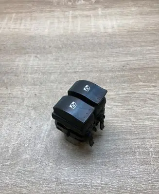 Renault Megane II Electric window control switch 015088A