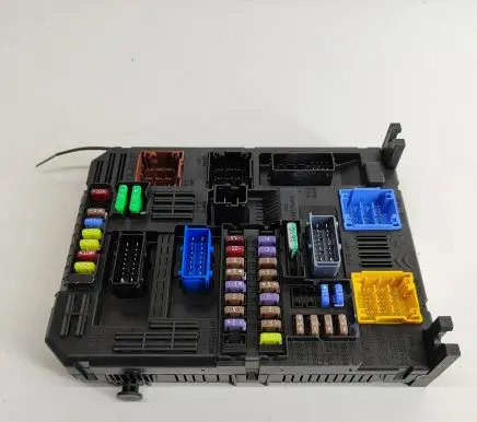Opel Mokka B Fuse module 9832881080
