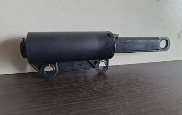 Toyota Avensis T270 Glovebox shock absorber 7213