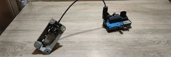 Mitsubishi Galant Front door lock S141701