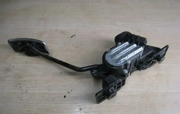 Mitsubishi Pajero Accelerator throttle pedal 1600A013