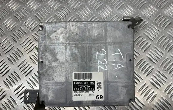 Toyota Avensis T250 Engine control unit/module 8966105690 MB1758006326 1758006326