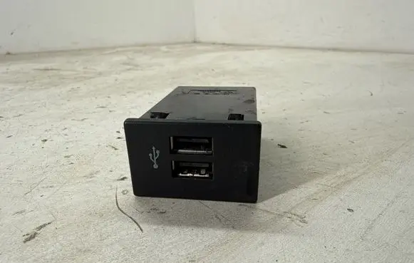 Infiniti QX30 USB socket connector 284H33ZD2A D70740730038