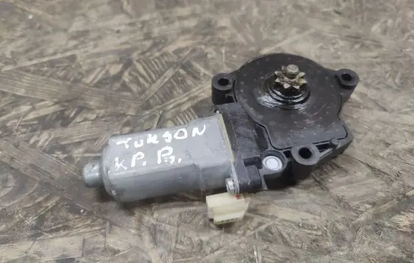 Hyundai Tucson LM Front door window regulator motor 824502E000