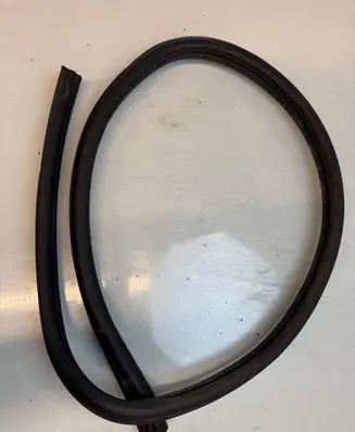 Opel Tigra B Front door rubber seal 898989