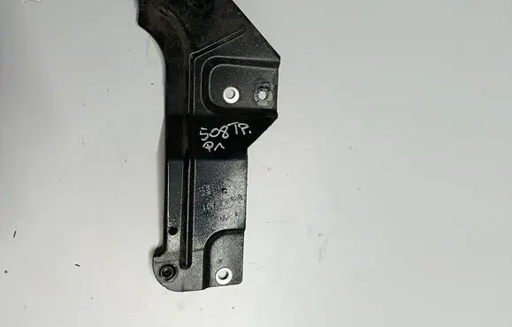 Rear bumper mounting bracket